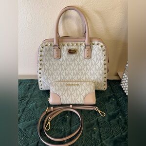 BARELY USED ………. MICHAEL KORS SIGNATURE PRINTED LARGE SATCHEL BAG w/WALLET